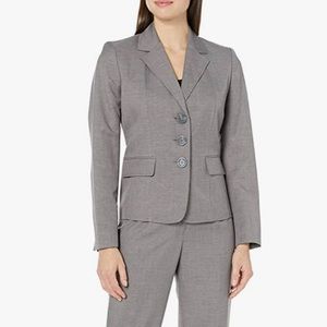 Le Suit! Perfect for work. Blazer and trousers included. Size 14, worn once.